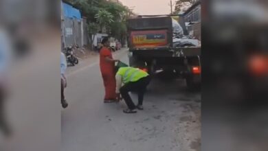 GHMC Supervisor touches people's feet asking them not to throw trash