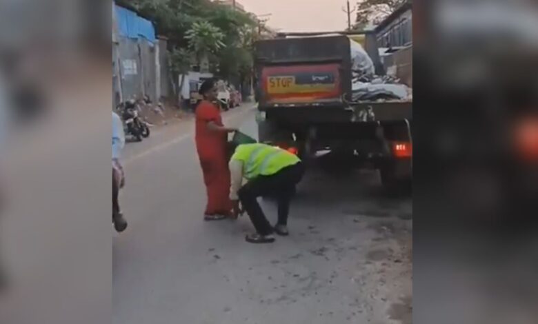 GHMC Supervisor touches people's feet asking them not to throw trash