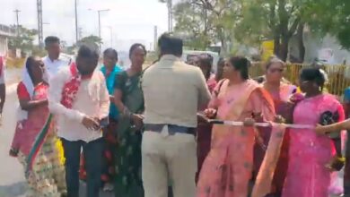 ASHA workers protest at Ponnam Prabhakar's camp office in Husnabad, detained