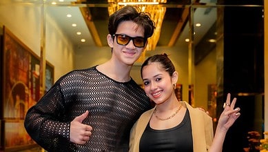 Jannat Zubair smiling and posing with peace sign at a public event.