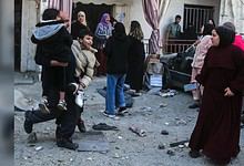 A man carries two children while residents flee after an Israeli strike hit a neighbourhood in Mieh Mieh near Sidon, Lebanon, on March 13, 2026.
