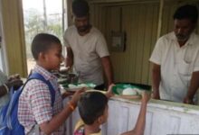 The image shows government school children eating breakfast at Indiramma Canteen in Hyderabad.
