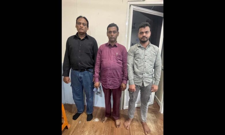 Youtubers arrested for exploiting money from cylinder delivery agent.