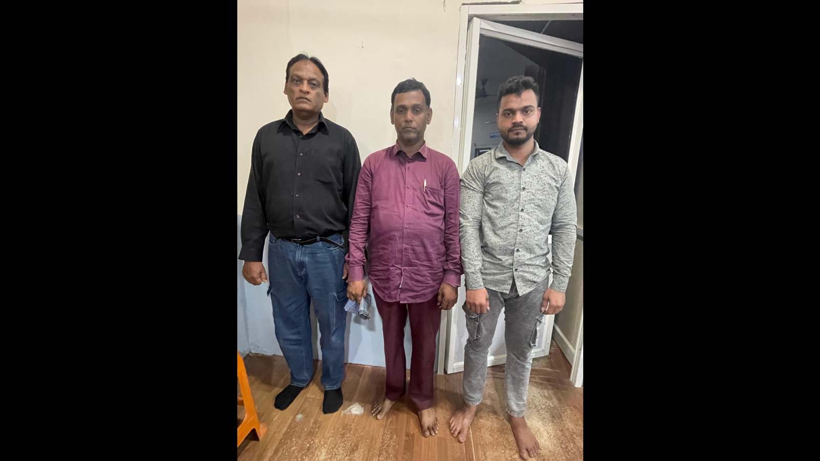 Youtubers arrested for exploiting money from cylinder delivery agent.