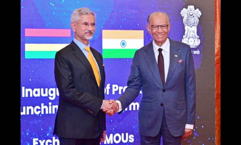 S Jaishnkar meets Navinchandra Ramgoolam