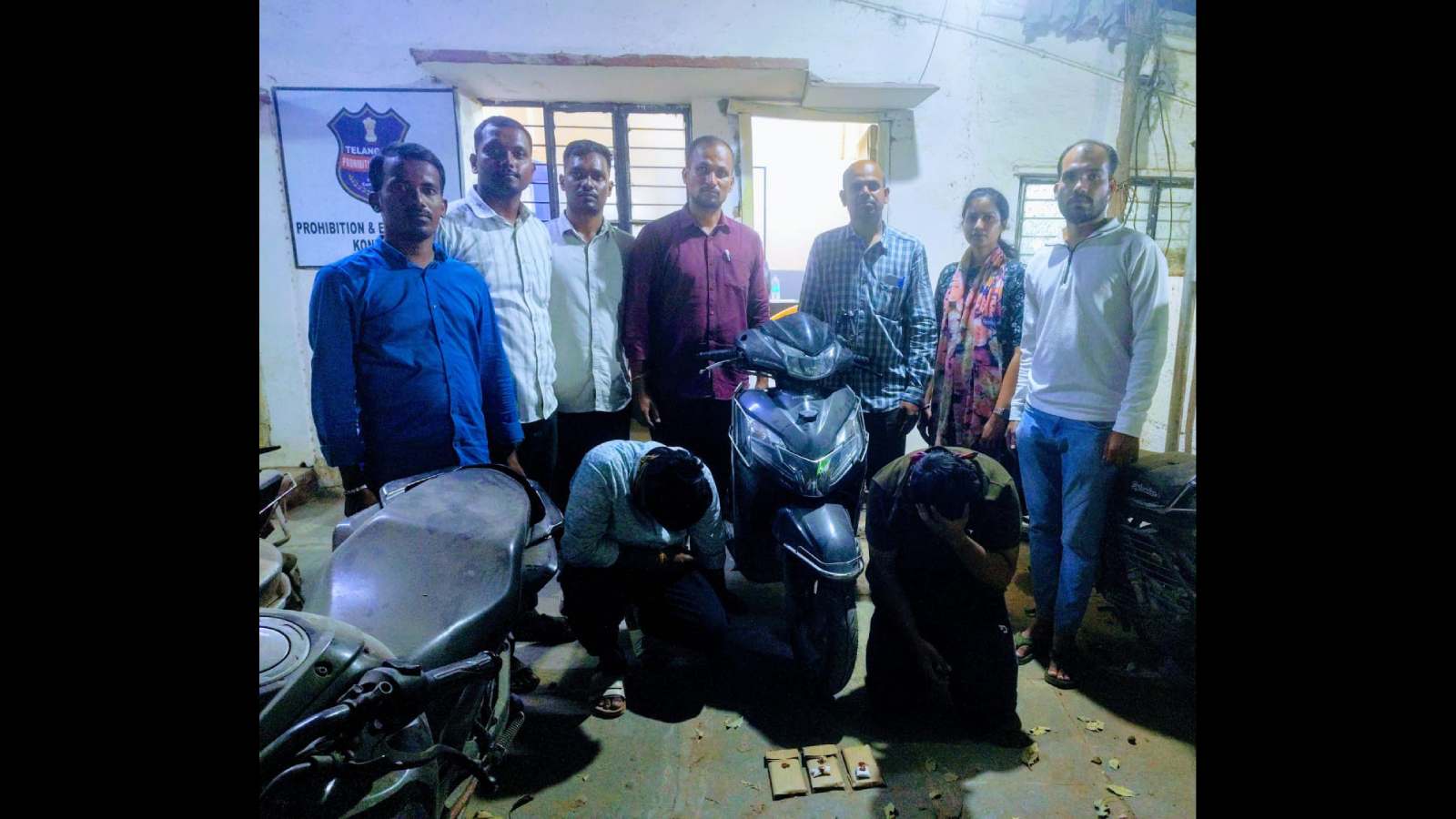 Telangana Excise officials with the arrested accused