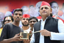 Samajwadi Party chief Akhilesh Yadav gifts brass utensils to local tea vendor