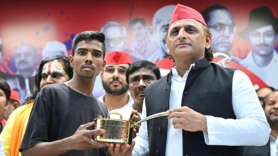 Samajwadi Party chief Akhilesh Yadav gifts brass utensils to local tea vendor