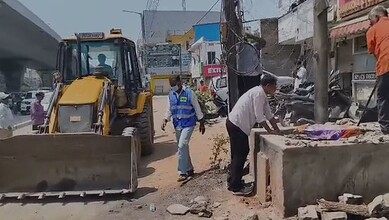 GHMC Staff conduct anti encroachment drive at Attapur