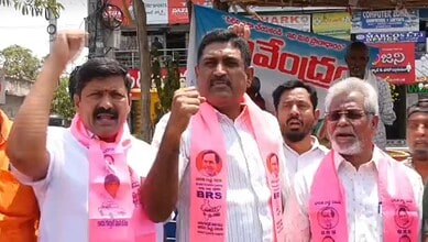 BRS supporters celebrate HC relief to KCR and Harish Rao during Kaleshwaram project case rally.