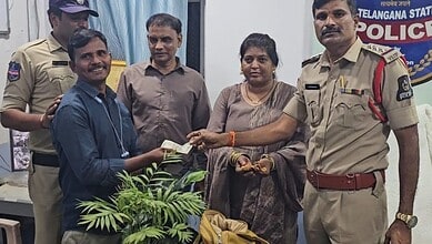 Saifabad police reward driver for returning lost gold