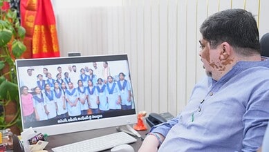 Ponnam Prabhakar interacts with students virtually