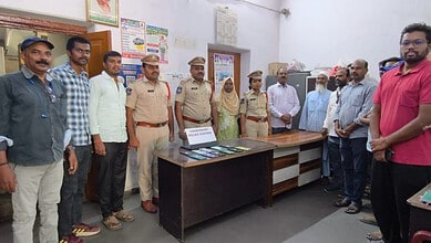The Chaderghat police personnel return lost phones to owners