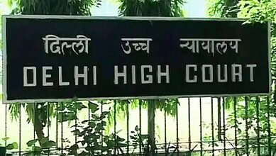 Delhi High Court signboard in Hindi and English.