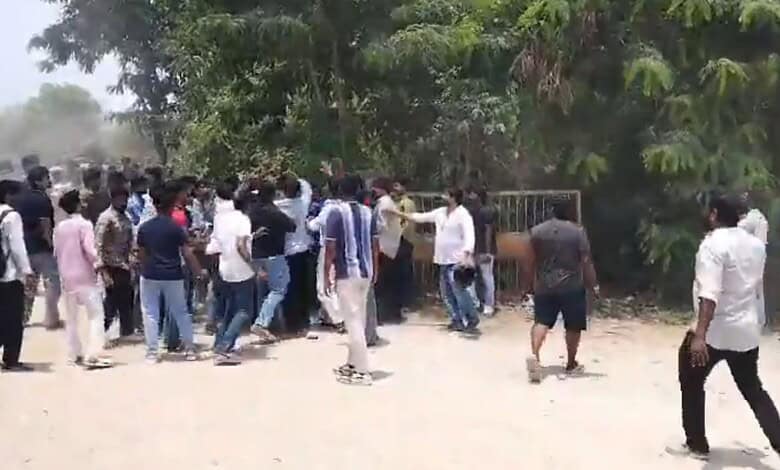 A large group of students engaged in a fight on campus, prompting police intervention and case registration.