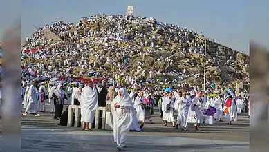 Large crowd of Indian pilgrims in white Ihram clothing at the Haj 2026 departure site.