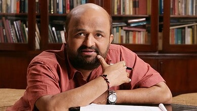 Sameer Anjaan discusses Asha Bhosle's dedication to singing practice in her 80s.