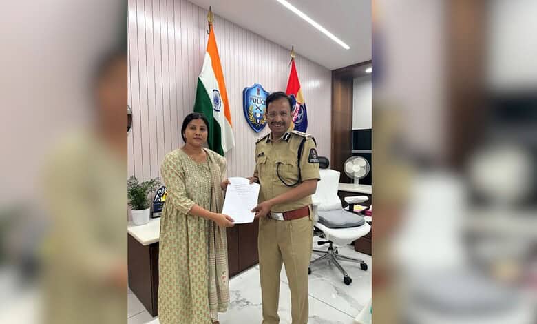 Telugu folk singer Mangli submits complaint to Hyderabad Police Commissioner VC Sajjanar against advocate Singapogu Subbarao