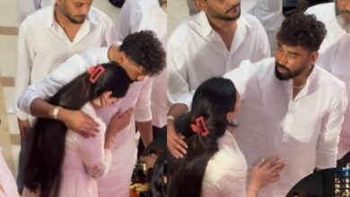 Mohammed Siraj with Zanai Bhosle at Asha Bhosle's funeral