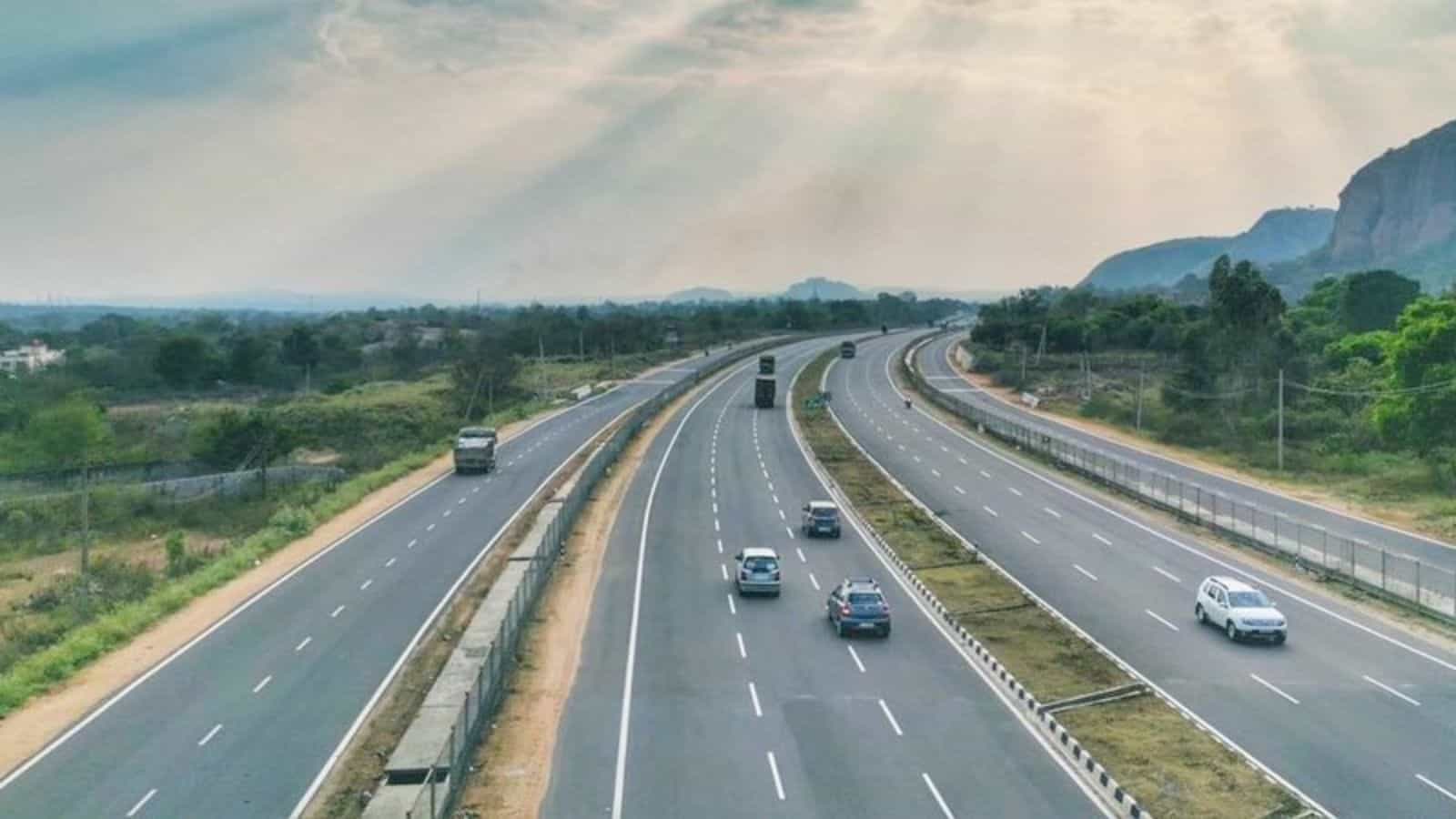 Gang intercepts car on Bengaluru-Mysuru highway, loots Rs 26 L in Mandya