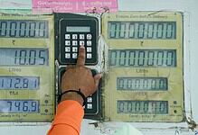 Ensure zero before delivery digital meter displaying 1000.00 Rs, 1.05 litres, and 112.81 Rs/Litre with a.