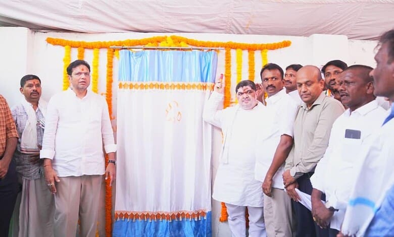 Ministers Ponnam Prabhakar and Sridhar Babu and inspecting the proposed site for the bus depot at the Peddapalli district headquarters.
