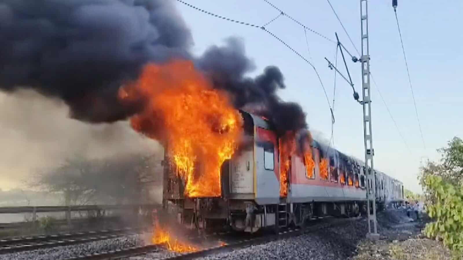 Fire breaks out in coach of Delhi-bound Rajdhani Express in MP