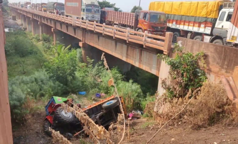 Six killed after tractor falls off bridge near Munirabad in Koppal