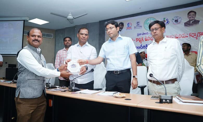 Telangana Gulf JAC President Swadhesh receives an award