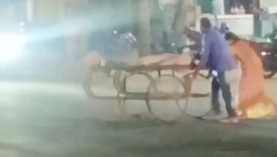 Parents take son's dead body on a pushcart