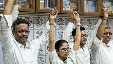 West Bengal leaders support Mamata Banerjee's decision to not resign amid political controversy.