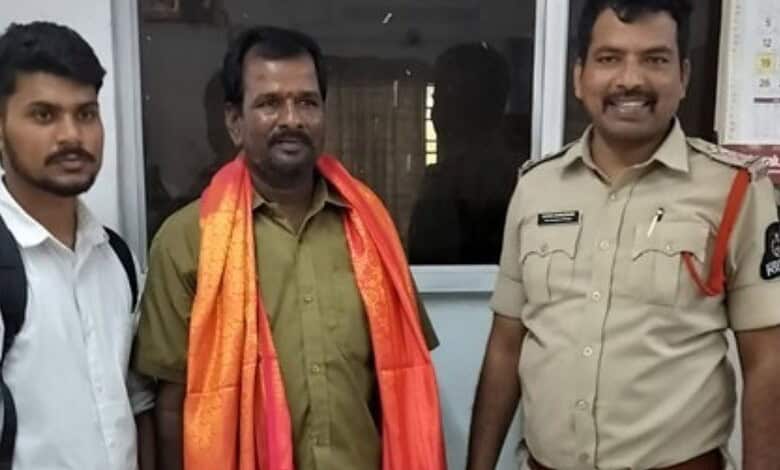 Ramgopalpet SHO along with the Sai Kumar and the auto driver