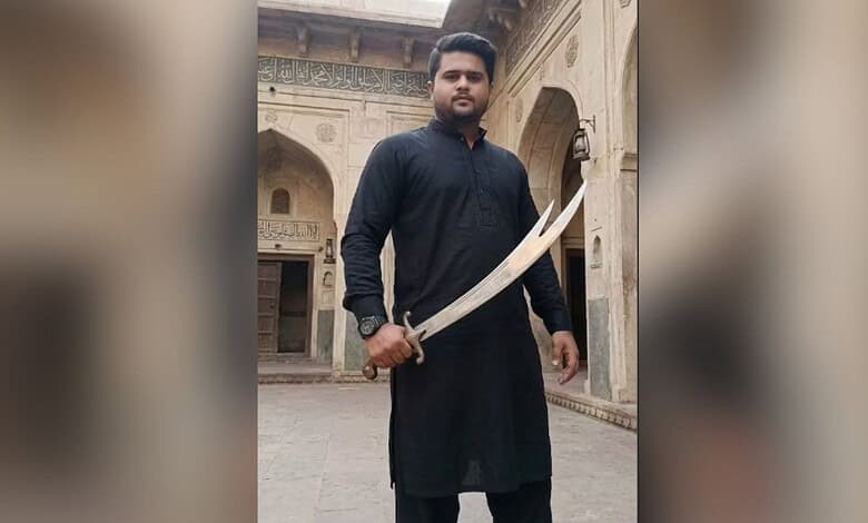 Hyderabad: Zomato delivery boy dressed as police officer, making reels, arrested for impersonation.