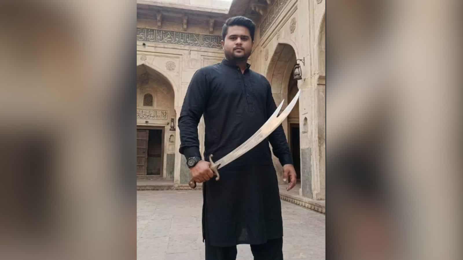 Hyderabad: Zomato delivery boy dressed as police officer, making reels, arrested for impersonation.