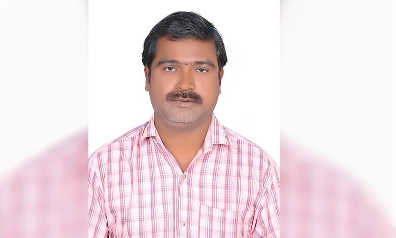 Man in pink checkered shirt looking at camera, professional portrait for Siasat Daily news website.
