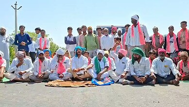 Jogu Ramanna leads a protest in Adilabad demanding fair grain procurement policies.