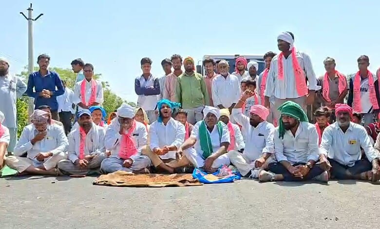 Jogu Ramanna leads a protest in Adilabad demanding fair grain procurement policies.