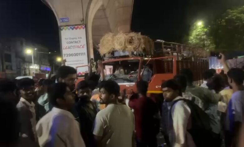 Ahead of Bakrid in Hyderabad, Bajrang Dal stops vehicle transporting cattle