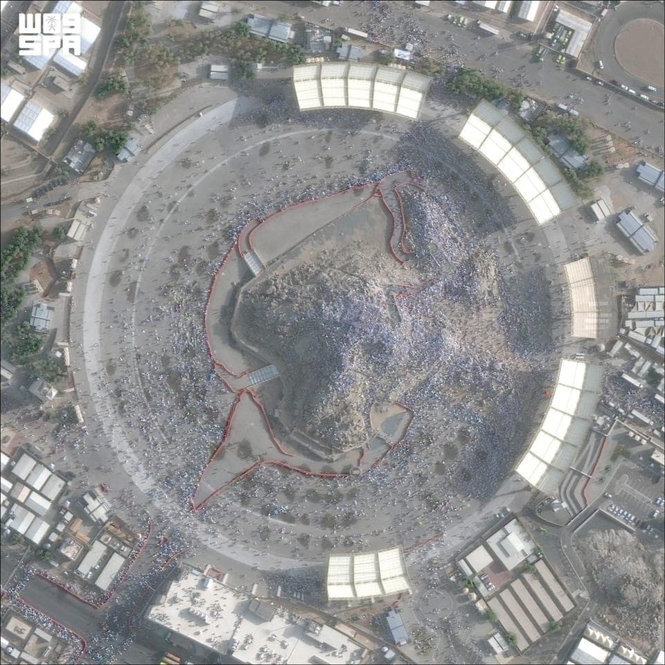 Close satellite view of Mount Arafat crowded with pilgrims during the Haj 2026 pilgrimage.