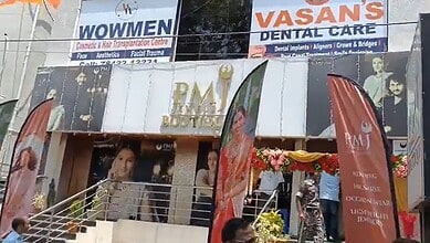 Armed daylight robbery at Karimnagar jewellery shop, employees injured during the incident.