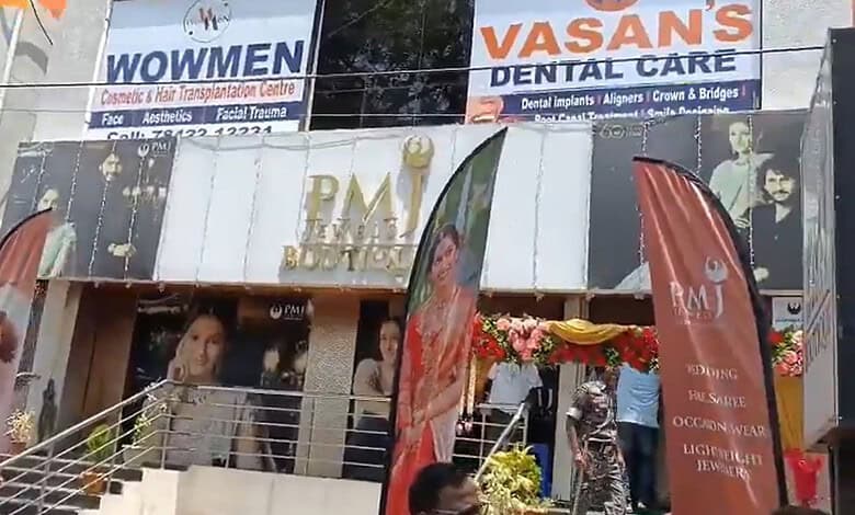 Armed daylight robbery at Karimnagar jewellery shop, employees injured during the incident.
