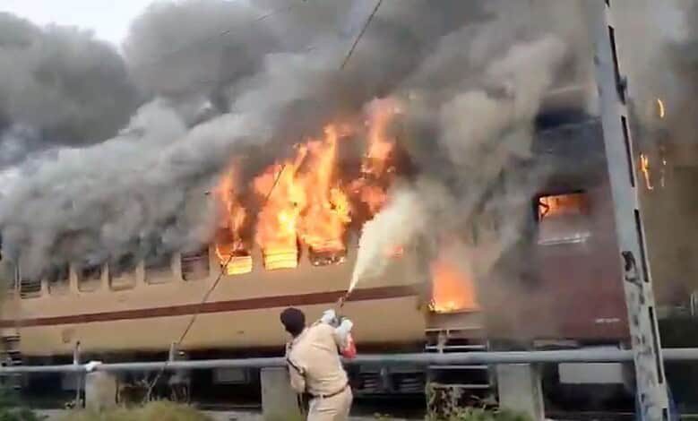 Massive fire erupts in passenger train in Bihar