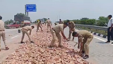 UP dumper driver dumps bricks on expressway to evade RTO