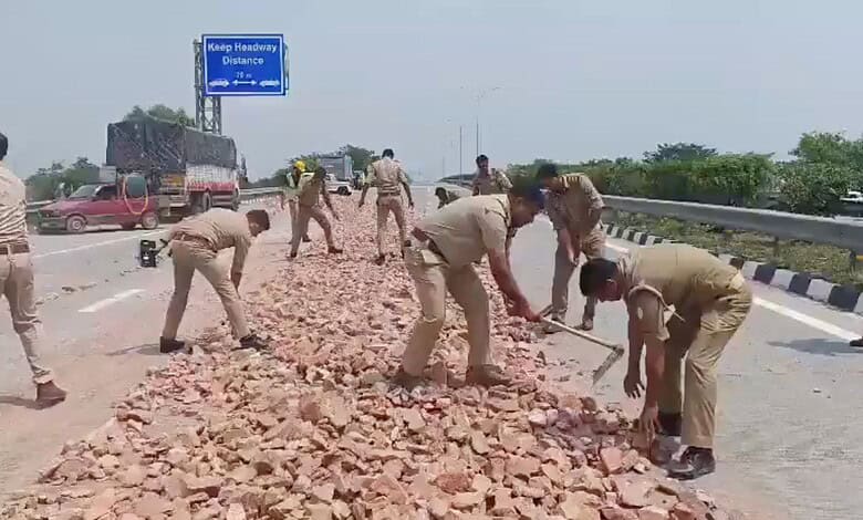 UP dumper driver dumps bricks on expressway to evade RTO