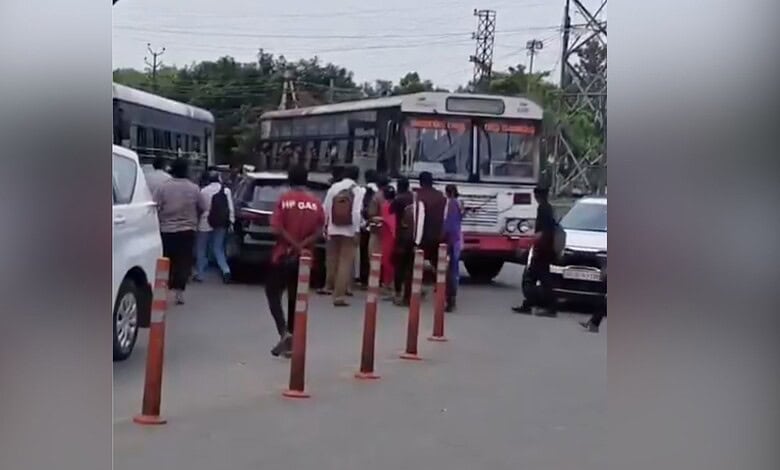 Man assaults TGSRTC driver after wrong-side driving in Attapur