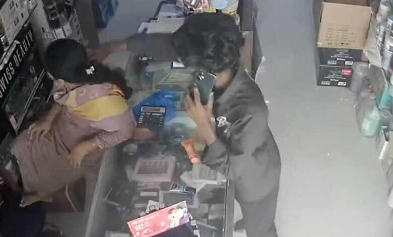 Hyderabad: Man posing as customer snatches mangalsutra