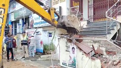 GHMC demolishes encroachments in Kukatpally amid complaints, construction machinery in action.
