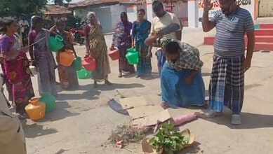The image shows the villagers of Yellareddypet in Thoguta mandal of Siddipet district protesting with empty pots and state government's effigy for not supplying drinking water to their locality for the past one week.