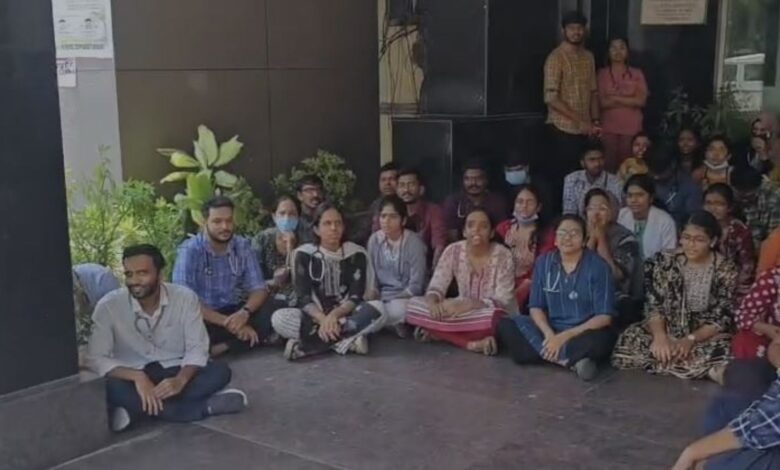 Doctors protest against assault on colleague at Niloufer Hospital