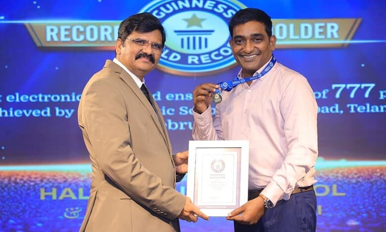 Goya Veparla (Right) receives the Guinness certificate.